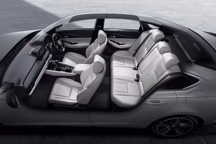 Gói hỗ trợ an toàn Honda SENSING được trang bị tiêu chuẩn, bao gồm loạt tính năng như phanh khẩn cấp tự động, hỗ trợ giữ làn, kiểm soát hành trình thích ứng, đèn pha tự động và cảnh báo va chạm phía trước.