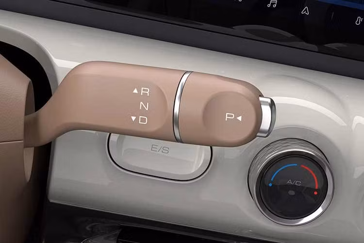 Trong giai đoạn đầu mở bán, khách hàng mua xe sẽ được hưởng gói ưu đãi trị giá 66 triệu đồng, gồm hỗ trợ 4% giá trị xe, hỗ trợ chi phí sạc điện trong 3 năm, tặng bộ sạc tại nhà, gói bảo dưỡng và gia hạn bảo hành. Wuling Bingo 2026 được bảo hành 4 năm hoặc 150.000 km cho xe và 7 năm hoặc 150.000 km cho pin.