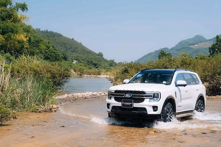 Trong bối cảnh phân khúc SUV khung gầm rời đang cạnh tranh gay gắt, sự xuất hiện của Ford Everest phiên bản Platinum+ máy xăng không chỉ làm phong phú thêm lựa chọn cho người dùng mà còn khẳng định vị thế dẫn đầu của dòng xe này về mặt công nghệ và hiệu suất tại thị trường trong nước.