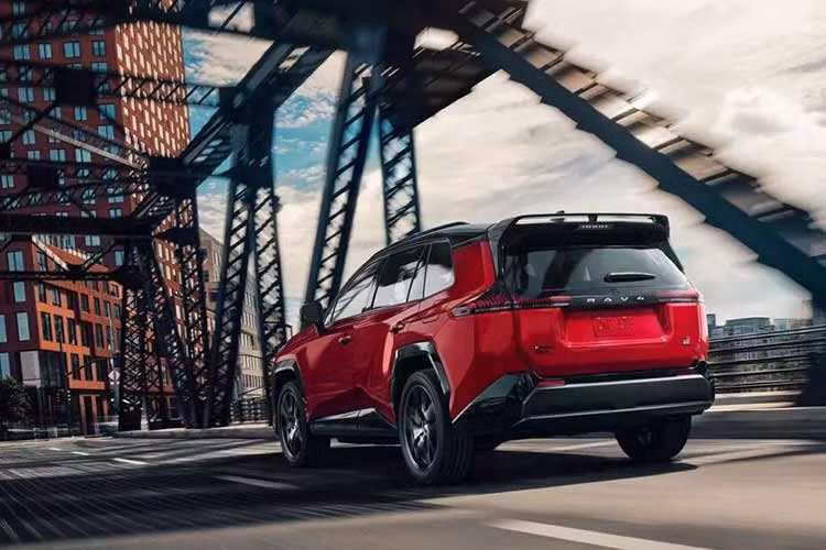 Dù phiên bản Toyota GR Sport hiện tại đã được tinh chỉnh với hệ thống treo hạ thấp, gia cố thân xe và bộ mâm kích thước lớn, tuy nhiên Toyota được cho là vẫn có thể tiếp tục nâng cấp mẫu SUV này theo hướng thể thao hơn nữa.