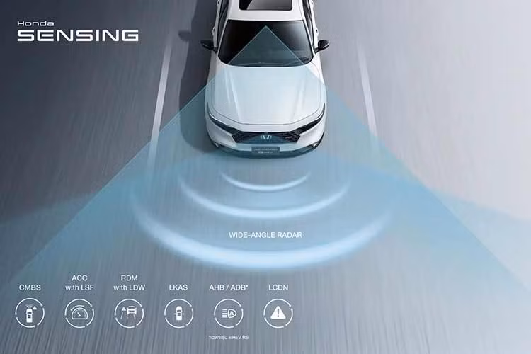 Riêng bản cao cấp e:HEV RS Panoramic nhận được nhiều nâng cấp đáng chú ý nhất khi bổ sung màu sơn Urban Grey Pearl mới cùng tùy chọn nội thất trắng White hoàn toàn mới. Đây cũng là phiên bản duy nhất sở hữu khoang cabin màu trắng tại thị trường Thái Lan.