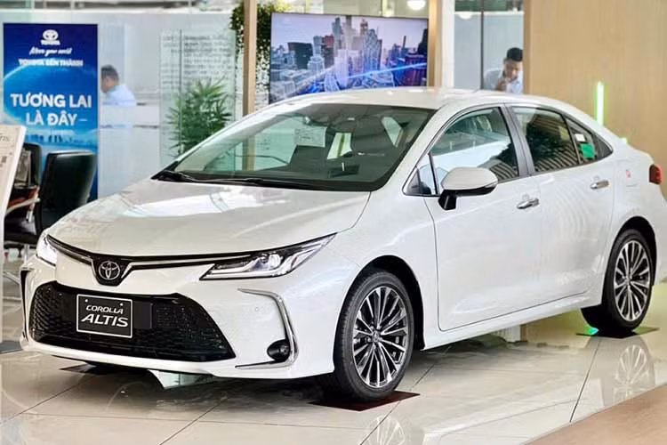 4. Toyota Corolla Altis: 28 xe ﻿Trong năm 2025, Toyota Corolla Altis đã thường xuyên có mặt trong top 10 ô tô bán kém nhất toàn thị trường. Tháng 12/2025, mẫu sedan hạng C này một lần nữa xuất hiện với doanh số chỉ đạt 28 chiếc, giảm 6,6%. Tương tự Honda Accord, Toyota Corolla Altis sở hữu giá bán không hấp dẫn trong phân khúc (từ 725-870 triệu đồng) cùng thiết kế và trang bị gần như giữ nguyên trong vài năm qua.