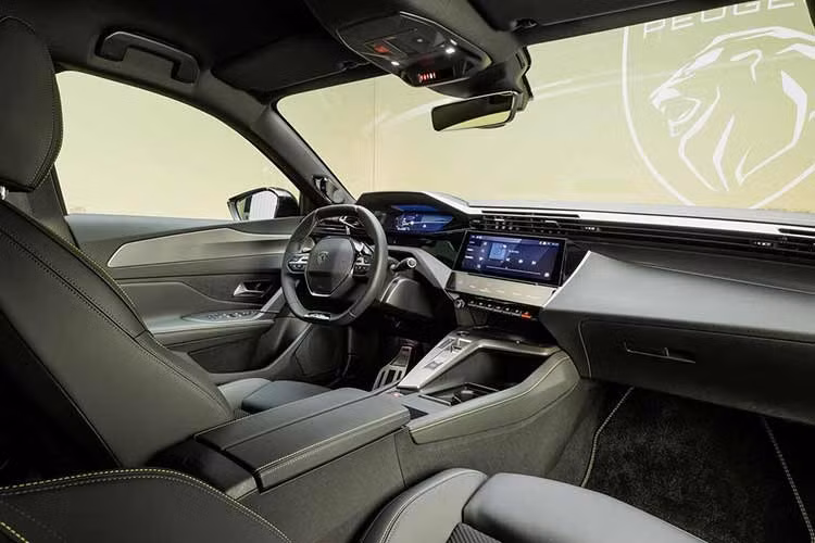 Peugeot 408 facelift 2026 được giới thiệu với ba tùy chọn hệ truyền động. Đầu tiên là phiên bản chạy điện hoàn toàn e-408, sử dụng mô-tơ điện đặt phía trước cho công suất 213 mã lực và mô-men xoắn 343 Nm.