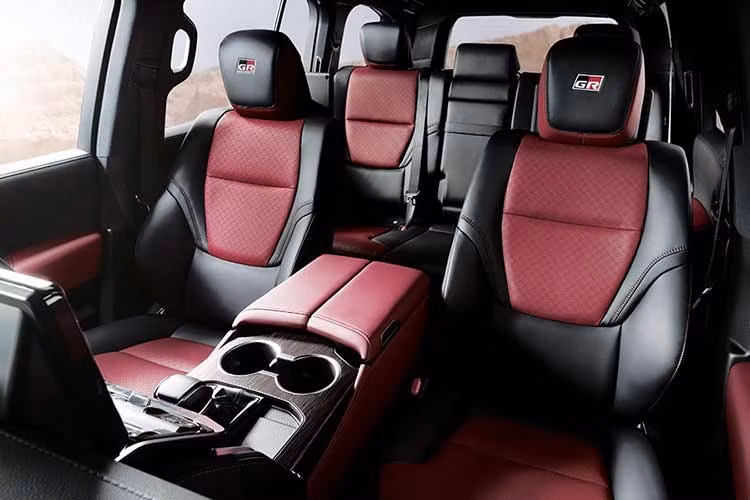 Hãng xe Nhật Bản cho biết hệ thống an toàn Toyota Safety Sense trên Land Cruiser 300 HEV chưa phải là phiên bản mới nhất 3.0+ đã có trên mẫu nâng cấp ở Nhật Bản. Ngoài ra, xe vẫn giữ nguyên cần số truyền thống thay vì cần số điện tử và không có lẫy chuyển số sau vô lăng.