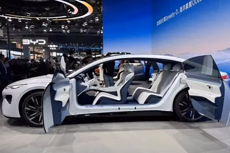 BYD Seal 08 sở hữu dài x rộng x cao lần lượt 5.150 x 1.999 x 1.505 mm và chiều dài cơ sở 3.030 mm. Kích thước này mang đến không gian nội thất rộng rãi cho xe. Khoang nội thất của tân binh nhà BYD được áp dụng ngôn ngữ thiết kế “Ocean Aesthetics 2.0” theo phong cách cao cấp.