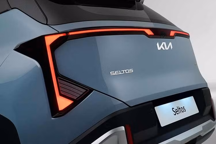 Kia cho thấy định hướng ưu tiên điện hóa tại thị trường châu Âu khi đưa hybrid trở thành lựa chọn chủ đạo. Dù vẫn có kế hoạch bổ sung phiên bản động cơ xăng 1.6L T-GDI (180 mã lực) từ năm 2026, nhưng các biến thể hybrid được xem là trụ cột dài hạn.