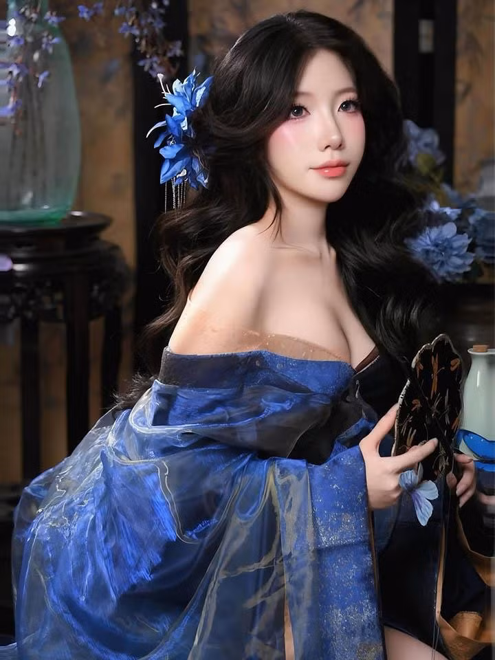 Những bộ cánh này thường có màu sắc tươi sáng, họa tiết tinh xảo, kết hợp với các phụ kiện tóc truyền thống như trâm cài, hoa cài, tạo nên vẻ đẹp thoát tục, thanh tao và đầy chất thơ.