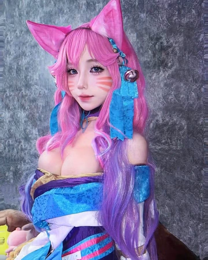 Trong những shoot hình, Ling thường mang biểu cảm dịu dàng, đôi khi phảng phất nét trầm tư, khiến người xem như lạc vào một thế giới cổ tích mộng mơ.
