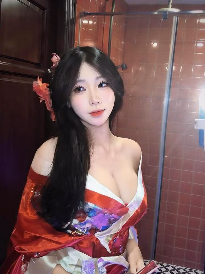Mái tóc đen dài, óng ả thường được tạo kiểu cầu kỳ hoặc buông xõa tự nhiên, càng làm tăng thêm vẻ duyên dáng, đôi khi huyền bí cho tổng thể hình ảnh.