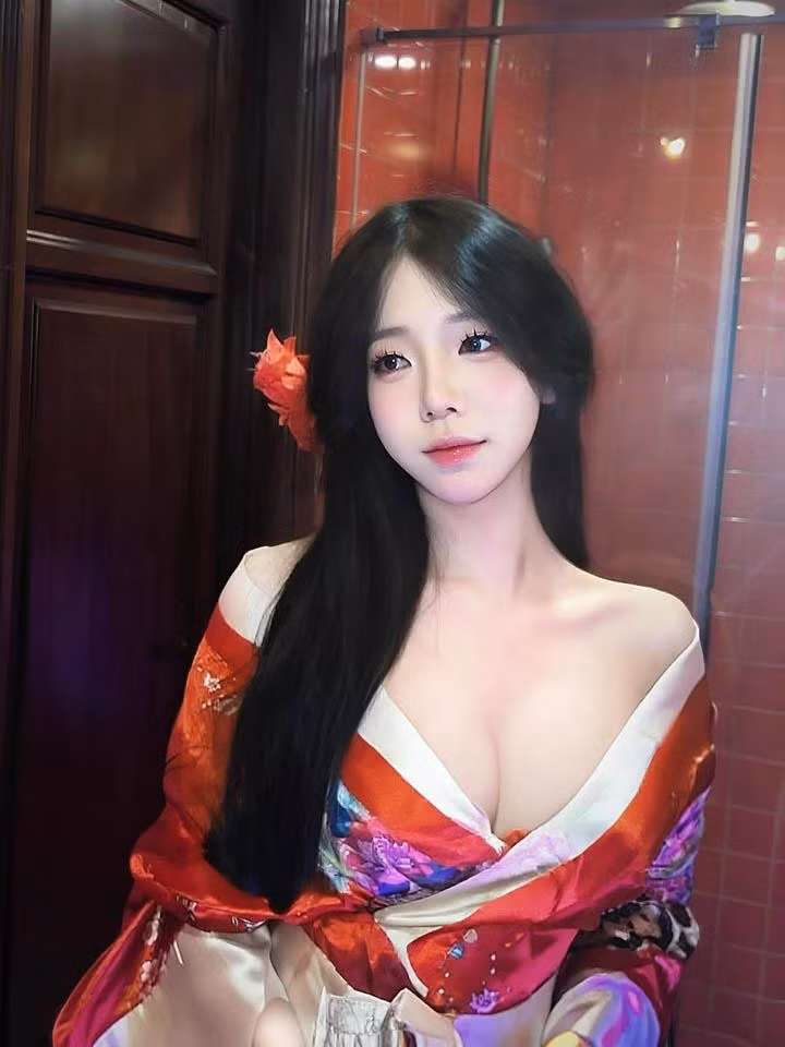 Ngay từ cái nhìn đầu tiên, Ling đã gây ấn tượng mạnh với vẻ đẹp Á Đông đặc trưng, toát lên khí chất cuốn hút khó cưỡng. Cô sở hữu gương mặt khả ái, đôi mắt to tròn, sống mũi cao thanh thoát và nụ cười rạng rỡ.