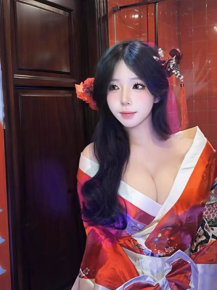 Dù trong bất kỳ bộ trang phục nào, từ những bộ cánh cổ trang lộng lẫy đến những thiết kế hiện đại, Ling luôn biết cách tỏa sáng, khẳng định gu thẩm mỹ tinh tế và khả năng biến hóa khôn lường của mình.