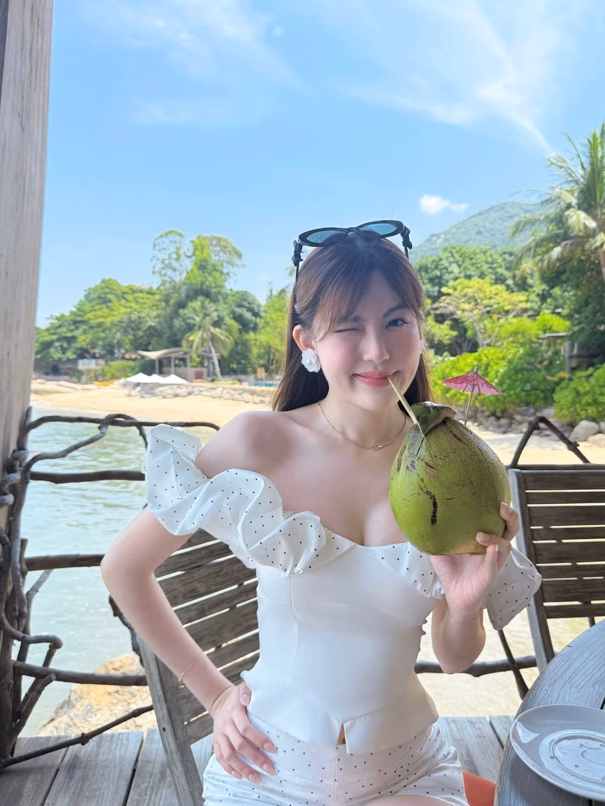 Đặc biệt, sự kết hợp hoàn hảo giữa nhan sắc "miễn chê" và những chiếc váy trắng tinh khôi đã biến cô nàng thành một biểu tượng thời trang đáng ngưỡng mộ của Gen Z.