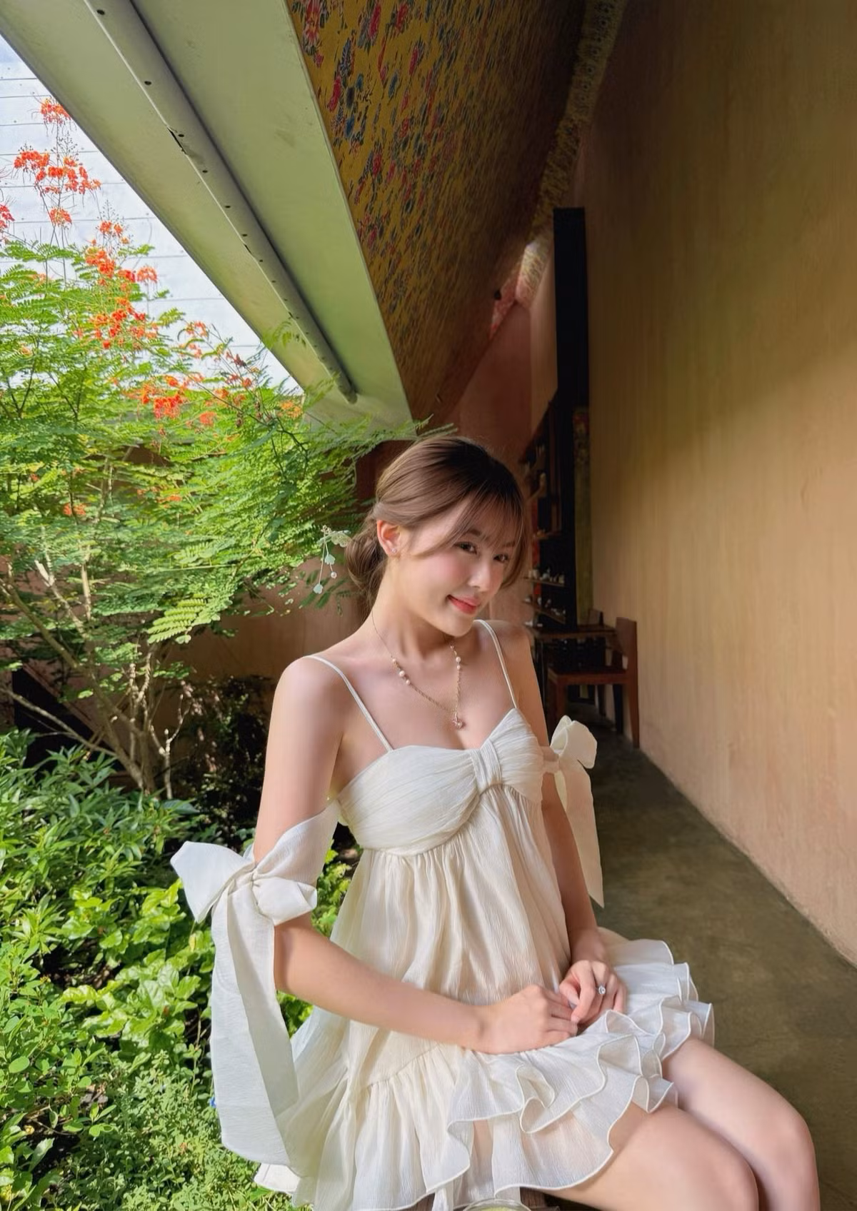 Mỹ Hàn thường chọn những thiết kế váy dáng xòe, váy hai dây buộc nơ, đầm cúp ngực hay váy tay bồng cổ vuông "kinh điển". Những chi tiết như thêu hoa, ren, hoặc tầng váy nhẹ nhàng càng làm tăng thêm vẻ "ngoan xinh yêu".
