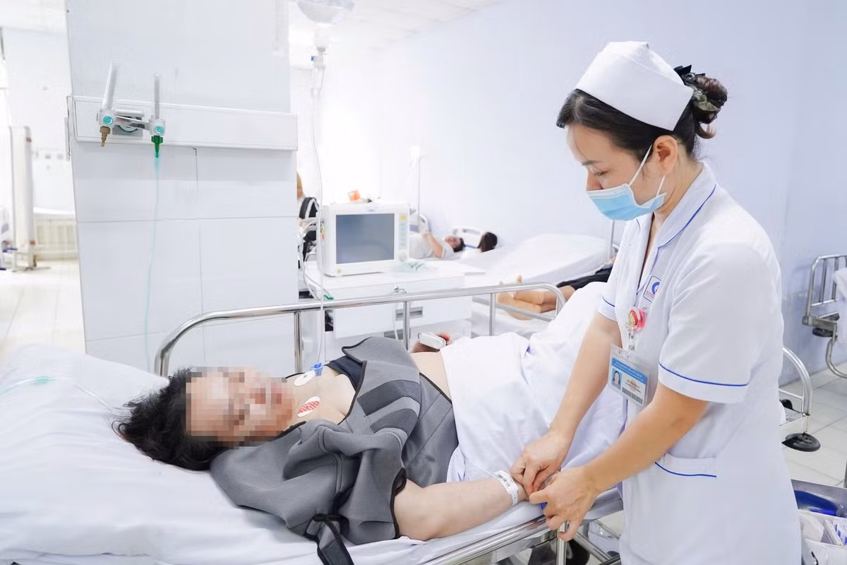 Một nạn nhân sống sót sau vụ cháy đang được chăm sóc tại bệnh viện.