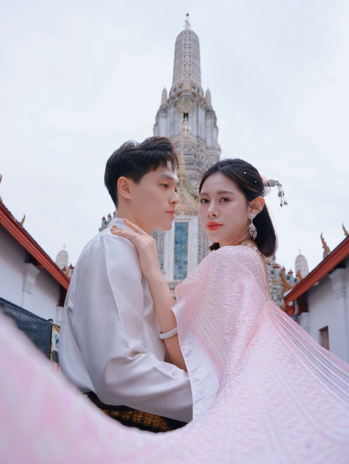 Bên cạnh vợ, Chí Thành diện trang phục đơn giản nhưng nam tính. Thần thái tự tin, ánh nhìn trìu mến dành cho Phương Thoa giúp bộ ảnh càng đậm màu “tình bể bình”.