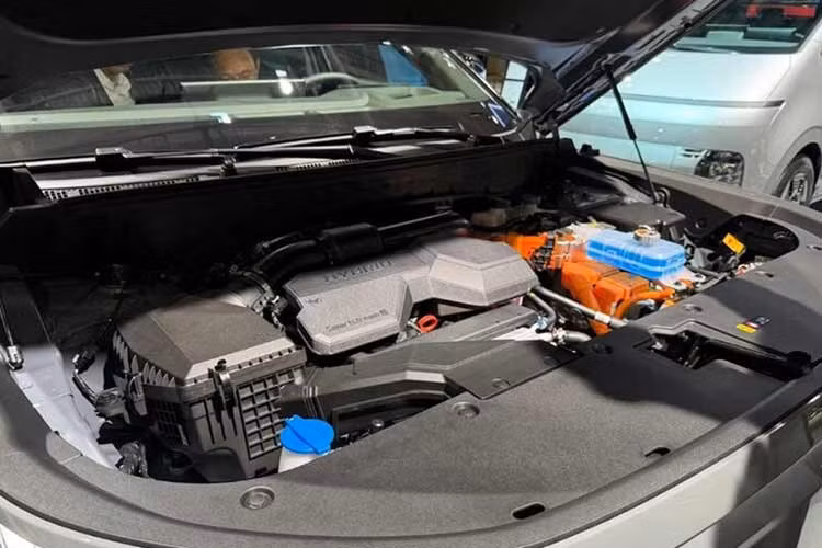 Cung cấp sức mạnh cho Tucson N Line là ba lựa chọn hệ truyền động, gồm mild hybrid 48V, hybrid tự sạc (HEV) và hybrid sạc ngoài (PHEV). Ở phiên bản mild hybrid 48V, động cơ xăng cho công suất 150 mã lực, kết hợp hộp số ly hợp kép 7 cấp và hệ dẫn động cầu trước. Hệ thống điện 48V đóng vai trò hỗ trợ động cơ đốt trong, thay vì cho phép xe vận hành thuần điện như các cấu hình hybrid mạnh hơn.