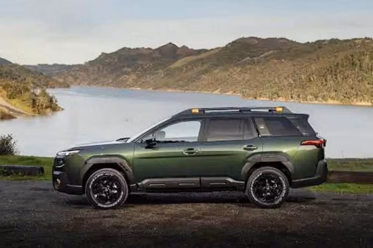 Subaru vừa công bố giá bán của Outback 2027 tại thị trường Mỹ. Nhờ bổ sung phiên bản tiêu chuẩn mới, mẫu xe này có giá khởi điểm chỉ còn 34.540 USD, thấp hơn gần 2.000 USD so với năm ngoái. Giá của các phiên bản khác trong dòng Outback cũng giảm xuống, cho thấy Subaru thực sự quan tâm đến những khách hàng có ngân sách hạn chế.