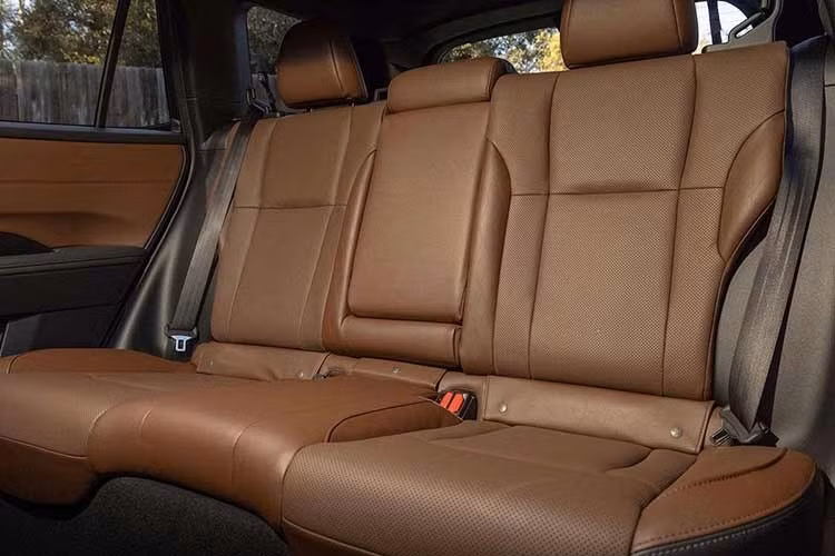 Nếu nâng cấp lên Outback Limited, khách hàng sẽ tiết kiệm được 1.625 USD so với năm ngoái. Với giá bán mới là 41.540 USD, bản Limited có thêm những trang bị bổ sung gồm hệ thống dẫn đường, cần gạt nước tự động, sạc điện thoại không dây, sưởi vô lăng, cửa sổ trời chỉnh điện, ghế bọc da thật, hệ thống âm thanh Harman Kardon 12 loa, sưởi ghế sau và ghế hành khách phía trước chỉnh điện 8 hướng.