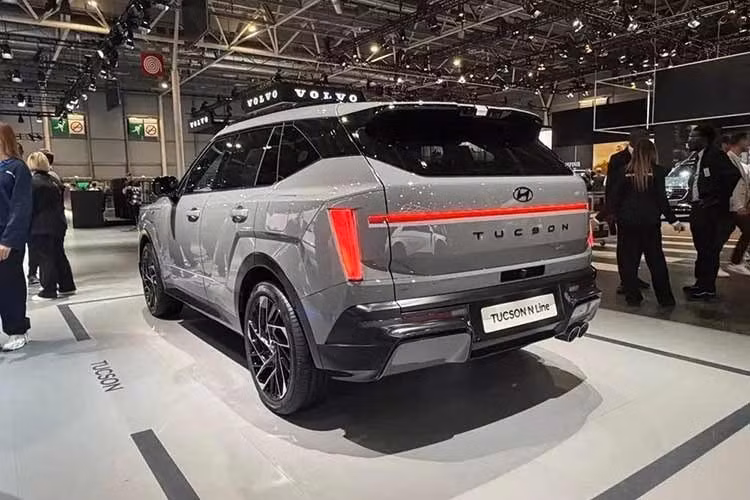Những nâng cấp trên Hyundai Tucson N Line 2027 có thể dễ dàng được nhận ra ngay từ cái nhìn đầu tiên, đặc biệt ở khu vực cản xe và bộ mâm. Phía trước là cản va sắc sảo hơn, kết hợp cánh gió mang phong cách thể thao ở hai mép. Ở hai góc cản trước còn có thêm các khe gió khí động học màu đen satin. Lưới tản nhiệt phía dưới kích thước lớn vẫn được giữ lại...