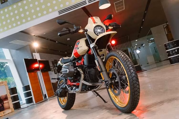 BMW Motorrad Việt Nam đã chính thức phân phối dòng mô tô hoài cổ dáng địa hình R 12 G/S, gần 1 năm sau khi những chiếc xe đầu tiên về nước qua đường nhập khẩu tư nhân. Trước đó cũng vào tầm tháng 10/2025, lô R 12 G/S đầu tiên đã được một đơn vị tư nhân tại TP.HCM nhập nguyên chiếc từ Đức.