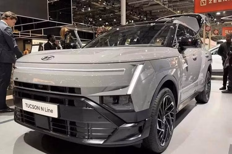 Hyundai Tucson 2027 mới đây đã có màn ra mắt công chúng tại Triển lãm Ô tô Paris 2026 diễn ra cách đây không lâu. Tuy nhiên, phiên bản tiêu chuẩn không phải là mẫu xe duy nhất được trưng bày. Bên cạnh đó là N Line - phiên bản được Hyundai công bố chưa đầy 2 tuần sau khi giới thiệu Tucson hoàn toàn mới.