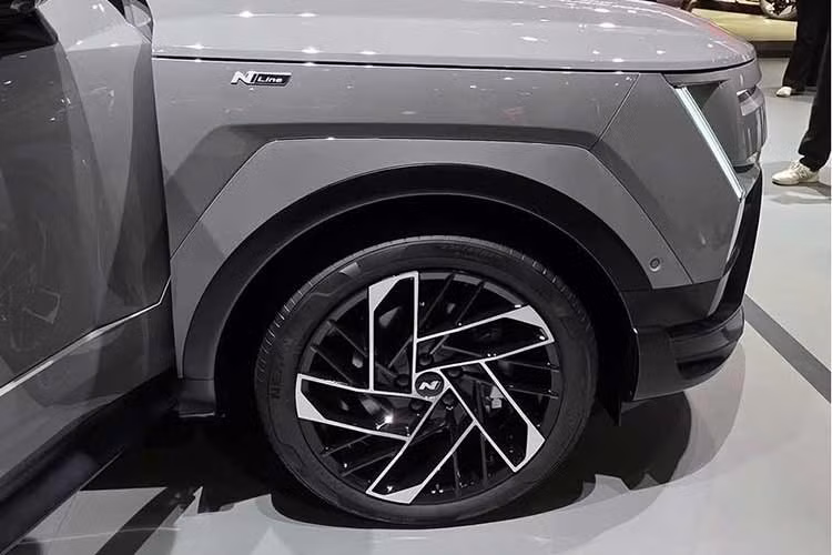 Bên hông, Hyundai Tucson N Line mới được trang bị ốp sườn cỡ lớn, các tấm ốp phía dưới cửa sơn cùng màu thân xe và phần ốp cua lốp được tinh giản. Ốp gương chiếu hậu màu đen bóng cùng các chi tiết ốp cột C tiếp tục nhấn mạnh vẻ ngoài sắc sảo của phiên bản N Line. Ở phía sau, xe sở hữu cản va được tạo hình điêu khắc với các chi tiết ốp giả bộ khuếch tán, sơn cùng màu thân xe.