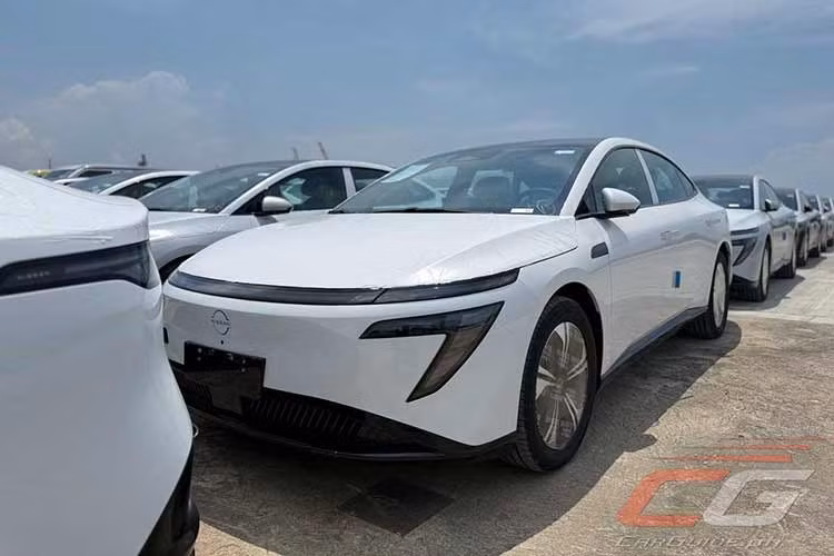 "Trái tim" của Nissan Primera EV là một mô-tơ điện duy nhất sản sinh công suất 215 mã lực và mô-men xoắn cực đại 305 Nm. Nguồn năng lượng được cung cấp bởi bộ pin có dung lượng 60 kWh, cho phạm vi hoạt động khoảng 500 km. Giá bán của Nissan Navara Pro PHEV và Primera EV tại thị trường Philippines hiện vẫn còn là một ẩn số.