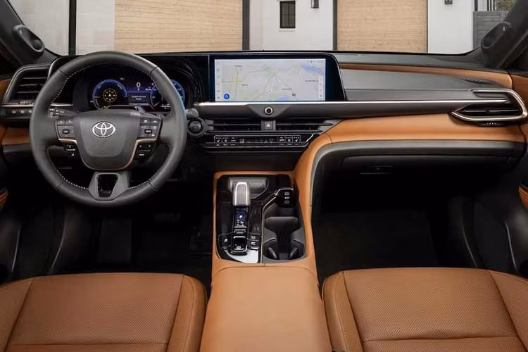 Về ngoại thất, Toyota thay thế tùy chọn sơn đen cơ bản bằng màu mới mang tên Inked. Đây cũng là điều chỉnh diện mạo duy nhất của chiếc xe ở đời 2027. Các chi tiết thiết kế còn lại cũng như kích thước tổng thể không có sự khác biệt so với bản tiền nhiệm.