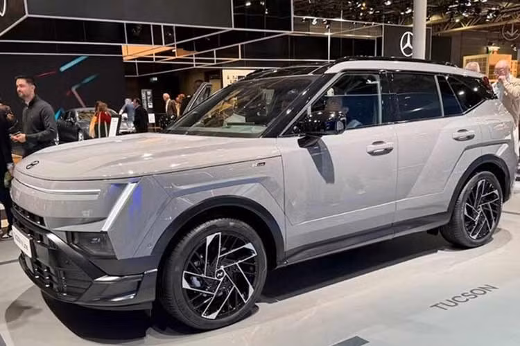 Về mảng an toàn, xe sở hữu gói Hyundai SmartSense với đầy đủ các tính năng hiện đại như: phanh tự động phòng tránh va chạm, hỗ trợ lái đường cao tốc, tự động đỗ xe từ xa và cảnh báo có trẻ em trên xe. Riêng các bản hybrid có thêm chế độ Stay Mode, giúp duy trì không gian yên tĩnh tuyệt đối khi đỗ xe tương tự các dòng xe thuần điện.