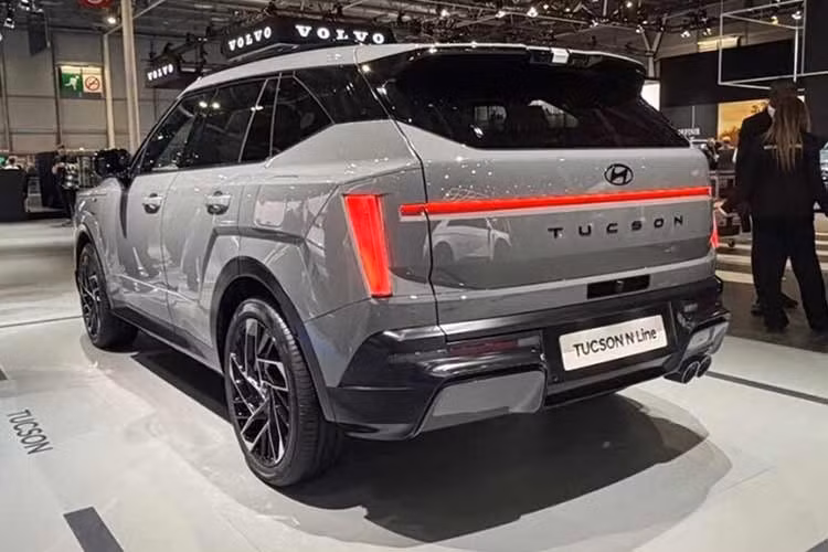 Đối với bản PHEV, bộ pin dung lượng 17,1 kWh cho phép xe tích trữ nhiều năng lượng điện hơn so với cấu hình HEV. Kết hợp với động cơ xăng 1.6L, hệ truyền động này đạt công suất tổng cộng 292 mã lực. xe có thể di chuyển thuần điện tối đa 67 km. Tuy nhiên, quãng đường thực tế có thể thay đổi tùy điều kiện vận hành và phương pháp đo được áp dụng.