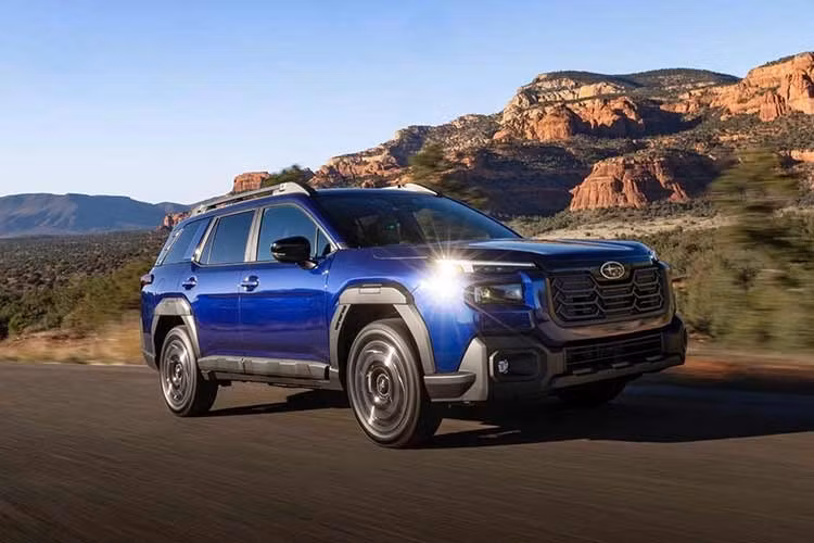 Subaru cũng cung cấp 3 màu sơn cao cấp mới cho Outback 2027 với giá chỉ 395 USD, gồm vàng cát Sand Dune Pearls, xanh dương Daybreak Blue Pearl và trắng Snowfall White Silica. Tại thị trường Mỹ, Subaru Outback 2027 có các đối thủ như Honda Passport, Toyota Crown Signia, Volkswagen Atlas Cross Sport và Chevrolet Blazer. Những đối thủ này đều có giá cao hơn hàng nghìn USD.