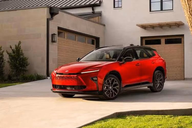 Toyota đã chính thức công bố phiên bản 2027 của mẫu Crown Signia tại thị trường Mỹ với một số nâng cấp nhẹ về trang bị công nghệ cùng sự thay đổi nhỏ về mức giá. Dòng xe crossover hybrid 5 chỗ này tiếp tục duy trì cấu trúc hai phiên bản gồm XLE và Limited, giữ nguyên thiết kế và hệ động lực do không phải là một đợt facelift.