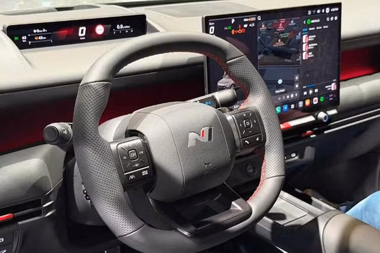 Bên trong xe, Hyundai Tucson N Line 2027 sở hữu tông màu đen chủ đạo, được tạo điểm nhấn bằng đường chỉ khâu và các chi tiết màu đỏ trên ghế, cửa xe cũng như mặt táp-lô. Xe có ghế thể thao bọc da kết hợp vật liệu giả da lộn, vô lăng bọc da đục lỗ tăng độ bám với logo N Line, các chi tiết trang trí kim loại tối màu, bàn đạp ốp kim loại và ốp bậc cửa N Line.