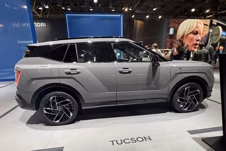 Ngôn ngữ thiết kế Art of Steel của Hyundai hiện diện xuyên suốt trên Tucson mới với những đường nét góc cạnh sắc sảo, tỷ lệ thân xe bề thế và hệ thống đèn có thể tạo ra hiệu ứng ánh sáng ấn tượng. Trên phiên bản N Line, những đặc điểm này được đẩy lên một tầm cao mới, kết hợp với các chi tiết độc quyền nhằm tạo nên diện mạo khác biệt so với một mẫu SUV gia đình thông thường.