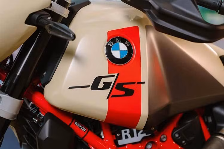 BMW R 12 G/S sở hữu cấu hình vành căm 21 inch ở phía trước và 17 inch ở phía sau. Gói tùy chọn Enduro Package Pro nâng cấp vành sau lên 18 inch để tăng khả năng vượt địa hình.