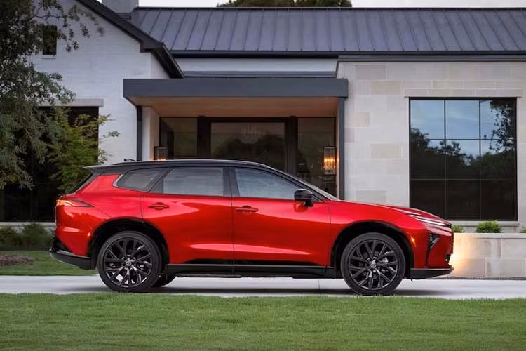 Điểm thay đổi đáng chú ý nhất trên mẫu xe SUV Toyota Crown Signia phiên bản 2027 này nằm ở bản cao cấp Limited, khi gói công nghệ Advanced Technology Package chuyển từ tùy chọn trả phí thành trang bị tiêu chuẩn.