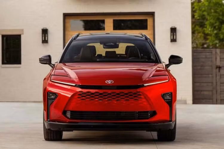 Nằm ở tầm phân khúc cao hơn các dòng crossover phổ thông như Corolla Cross, Crown Signia tiếp tục khẳng định vị thế xe SUV tiệm cận hạng sang của Toyota. Xe dự kiến sẽ bắt đầu có mặt tại các đại lý vào cuối năm 2026.