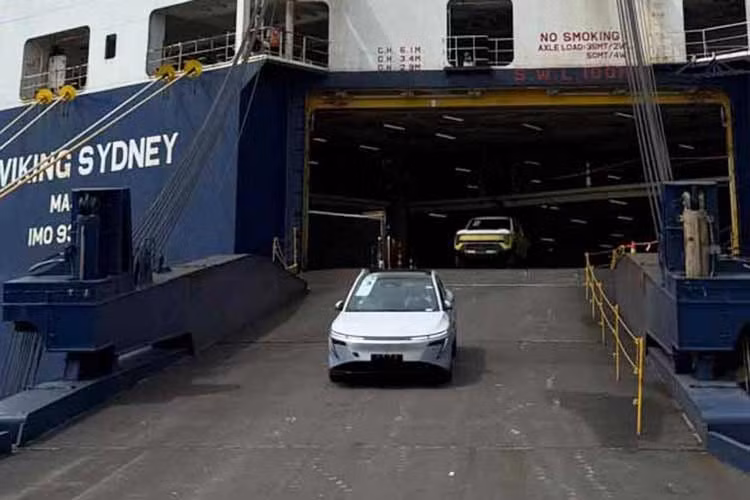 Trong khi đó, Nissan Primera EV đánh dấu sự trở lại của một tên tuổi quen thuộc sau 18 năm vắng bóng. Trong lần trở lại này, xe xuất hiện dưới dạng sedan cỡ trung chạy hoàn toàn bằng điện. Tương tự Navara Pro PHEV, Nissan Primera EV cũng là phiên bản đổi tên của một mẫu xe đang bán tại Trung Quốc, đó là N7.