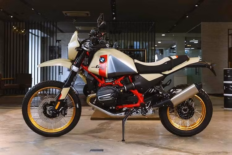 BMW R 12 G/S 2026 đánh dấu sự trở lại của phong cách enduro cổ điển, lấy cảm hứng trực tiếp từ mẫu BMW R 80 G/S huyền thoại xuất hiện lần đầu năm 1980. Xe tái hiện tinh thần off-road nguyên bản nhưng tích hợp hàng loạt công nghệ hiện đại, nổi bật với hành trình phuộc dài, vành căm nan hoa và ốp đầu xe gọn gàng.