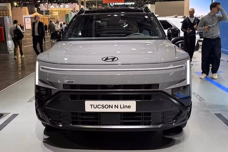 Với bản HEV, động cơ xăng 1.6L kết hợp mô-tơ điện và bộ pin dung lượng 1,49 kWh, tạo ra tổng công suất 245 mã lực. Xe sở hữu hộp số tự động 6 cấp, khách hàng có thể lựa chọn hệ dẫn động cầu trước hoặc bốn bánh. Phiên bản này có khả năng kéo rơ-moóc tối đa 1.910 kg. Hyundai đồng thời trang bị hệ thống Trailer Reversing Assist nhằm hỗ trợ người lái điều khiển xe khi lùi cùng rơ-moóc.