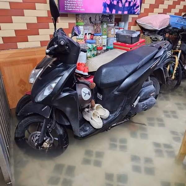 Những chiếc xe máy được nâng cao nhờ những viên gạch để tránh nước ngập.