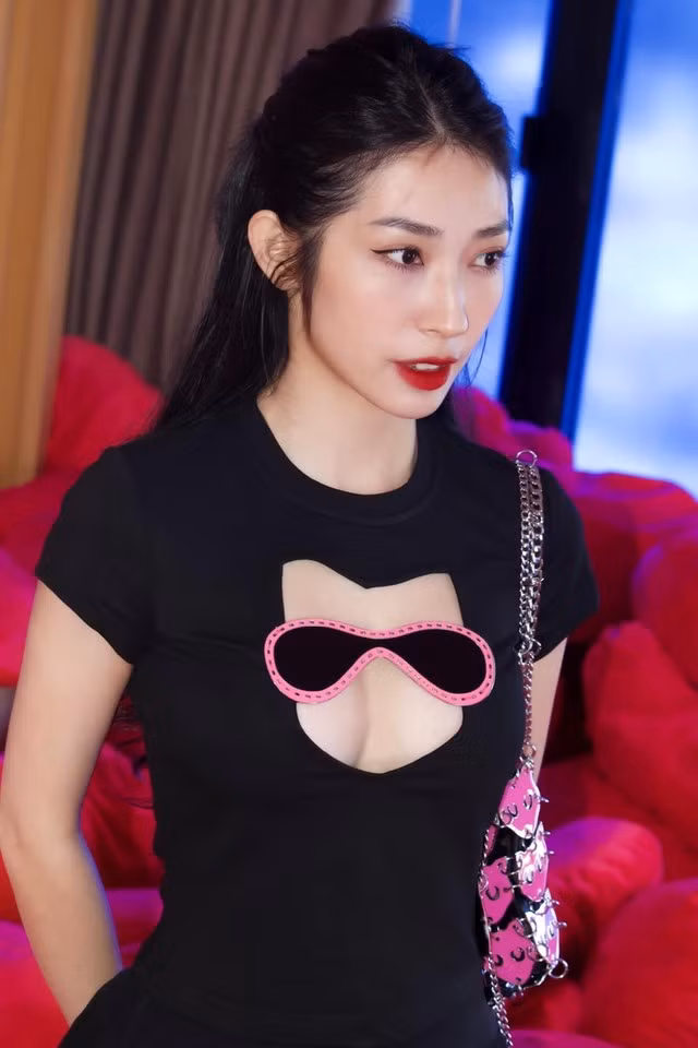 Khổng Tú Quỳnh cũng từng chia sẻ, bản thân muốn cho khán giả thấy những khía cạnh, những hình ảnh rất mới của một "công chúa teen" đã trưởng thành.