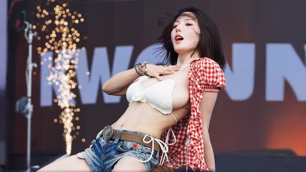 Trang phục khoe triệt khoe body bốc lửa, vũ đạo quyến rũ cuốn hút cùng thần thái tự tin đến từng ánh nhìn của Kwon Eunbi khiến fan nóng đến nghẹt thở, không thể rời mắt khỏi từng chuyển động cơ thể của cô trên sân khấu.
