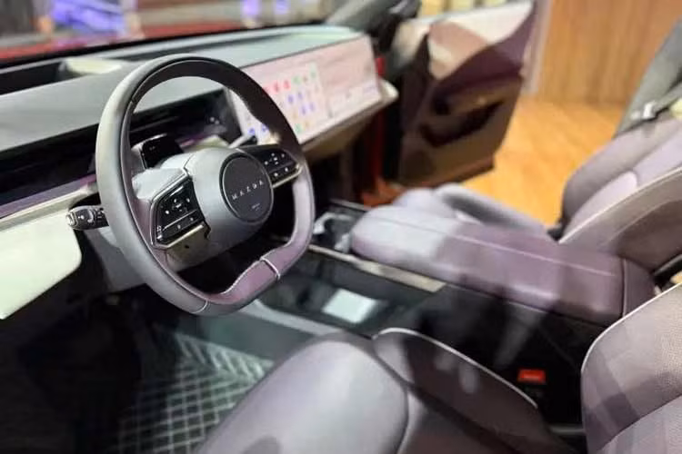 Thay đổi đáng chú ý nhất của Mazda CX-6e Year of the Horse nằm ở nội thất với tùy chọn phối màu tím - trắng tiêu chuẩn. Xe sở hữu màn hình trung tâm 26,45 inch với độ phân giải 5K kéo dài sang phía hành khách, cùng màn hình hiển thị thông tin kính lái HUD kích thước 50 inch tiêu chuẩn hoặc 100 inch tùy chọn.