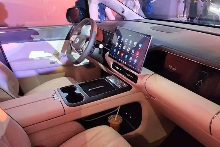 Nội thất của mẫu MPV cỡ lớn này được thay đổi toàn diện với bố cục mặt táp-lô dạng chữ T, loại bỏ cần số truyền thống. Thay vào đó, xe dùng cần số điện tử nằm sau sau vô lăng, mang đến sự gọn gàng cho cụm điều khiển trung tâm.