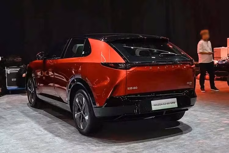 Về thiết kế, ngoại thất của mẫu xe SUV Mazda CX-6e Year of the Horse không thay đổi so với bản thường, tiếp tục tập trung vào tính khí động học với 9 khe dẫn gió bố trí quanh nắp ca-pô, cản xe và hai bên sườn nhằm giảm lực cản gió.