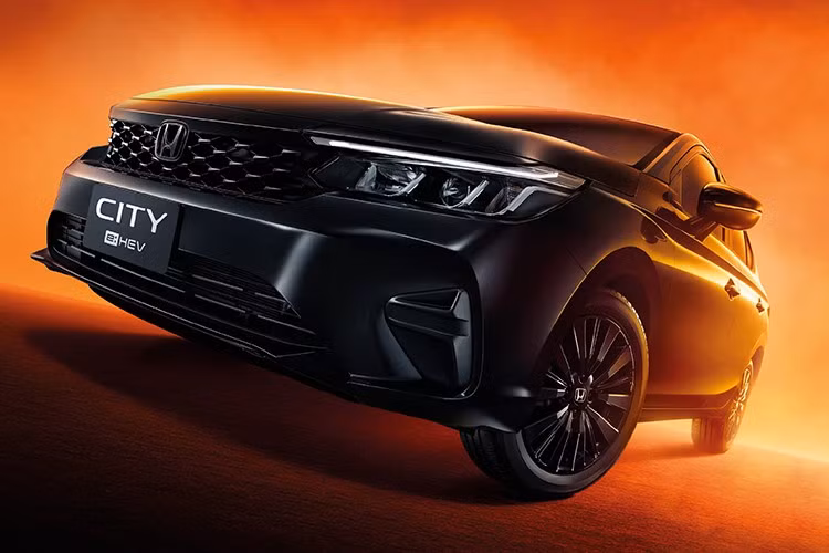Mức giá xe Honda City e:HEV The Black Outshine 2026 cho hai màu sơn ngoại thất, gồm Crystal Black Pearl (giá 735.000 baht) và Platinum White Pearl (giá 739.000 baht). Hiện tại ở thị trường Việt Nam, chưa có dấu hiệu cho thấy Honda sẽ đưa phiên bản City e:HEV về nước.