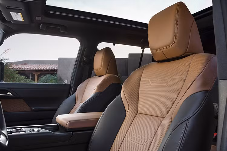 Bản Luxury+ có thêm đèn pha thông minh BladeScan, trong khi bản Overtrail bổ sung hệ thống hỗ trợ xuống dốc và camera quan sát đa địa hình (MTM) chuyên biệt, bao gồm cả camera gầm xe và tính năng “xuyên thấu” mô phỏng gầm.