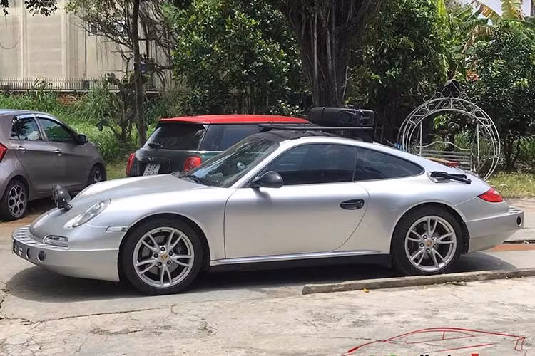 Chiếc xe thể thao Porsche 911 độ siêu "quái dị" độc nhất vô nhị tại Việt Nam của ông Đặng Lê Nguyên Vũ thuộc thế hệ 977 được sản xuất từ 2004 đến 2012.