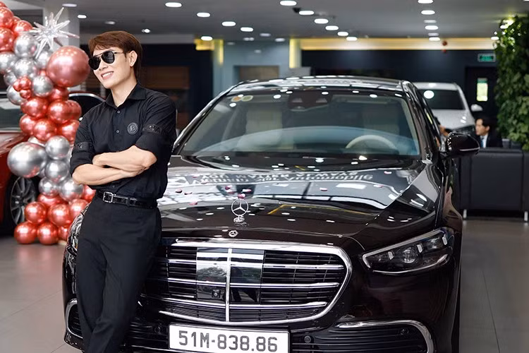 Chiếc xe sang Mercedes-Benz S450L đã được Trúc Nhân chọn lựa với màu sơn Ruby Black khá lạ mắt, thay vì màu đỏ Ruby như thường thấy. Chính bộ áo lạ mắt này đã khiến ca sỹ thật bất ngờ rất thích thú.